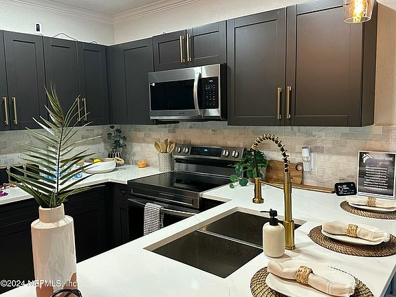 3234 Myra St interior